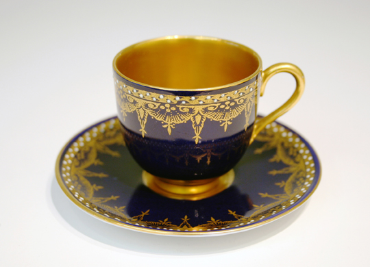 陶磁器「ジュール・金彩コーヒーカップ（藍色）」