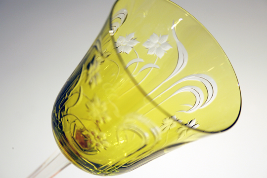 グラスウェア「黄色ガラス花文様ワイングラス」