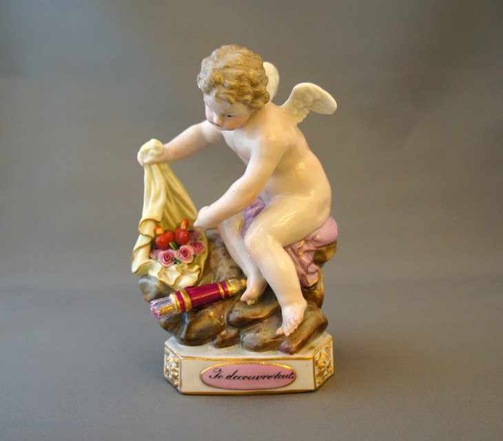 マイセン「天使人形「箴言の天使」- Je decouvre tout（愛こそ全て）-」《アンティックかとう》