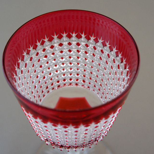 グラスウェア「赤色ガラス カット装飾 ワイングラス 高さ12.5cm」