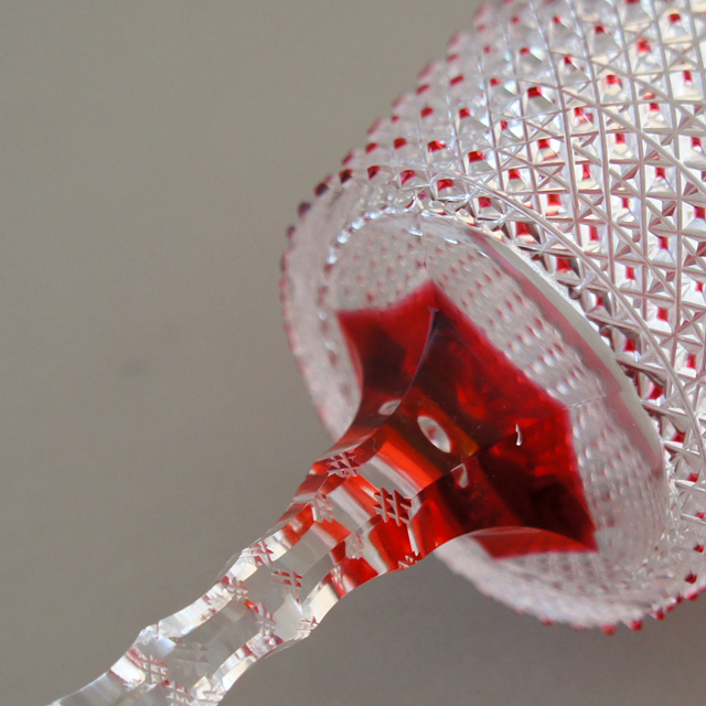 グラスウェア「赤色ガラス カット装飾 ワイングラス 高さ12.5cm」