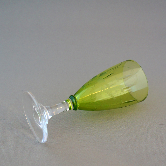 グラスウェア「カット草花文 緑ガラス リキュールグラス 高さ8.5cm」