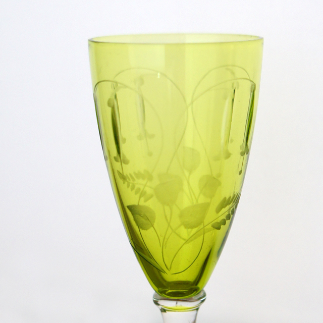 グラスウェア「カット草花文 緑ガラス リキュールグラス 高さ8.5cm」