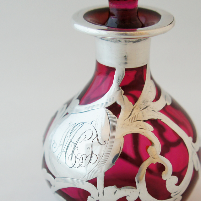 グラスウェア「銀巻き装飾 赤色ガラス 香水瓶」