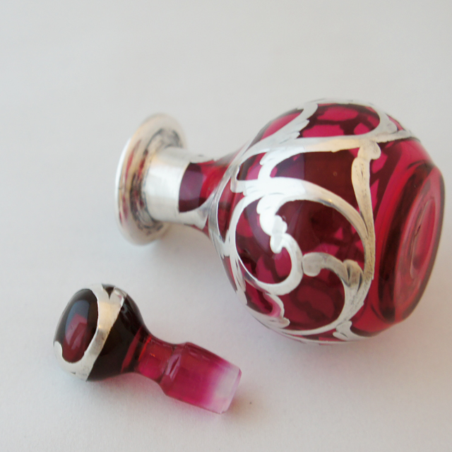 グラスウェア「銀巻き装飾 赤色ガラス 香水瓶」