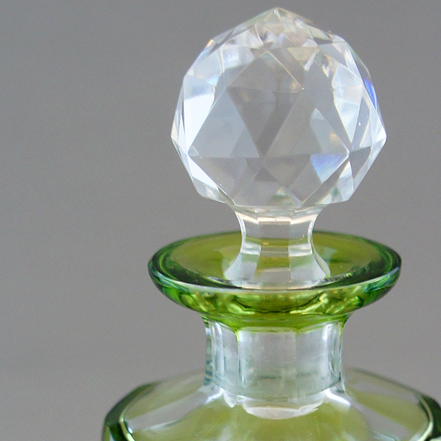 グラスウェア「緑ガラス カット装飾 香水瓶」