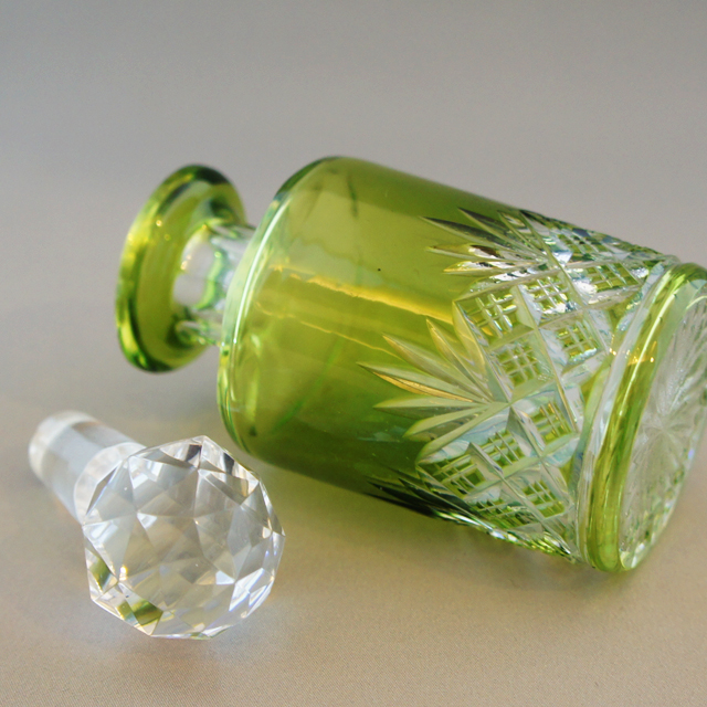 グラスウェア「緑ガラス カット装飾 香水瓶」