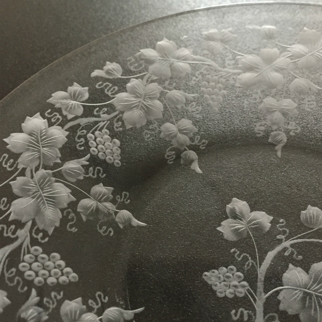 グラスウェア「葡萄文 グラヴィール装飾 皿 ペアセット（直径15.7cm）」