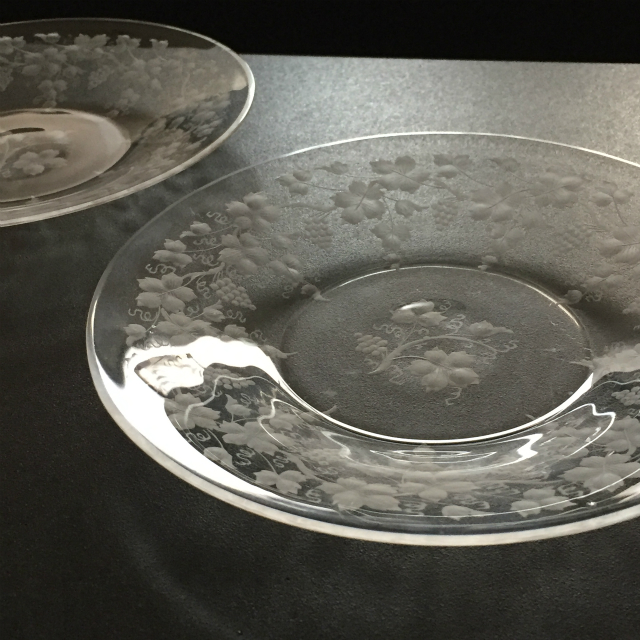 グラスウェア「葡萄文 グラヴィール装飾 皿 ペアセット（直径15.7cm）」