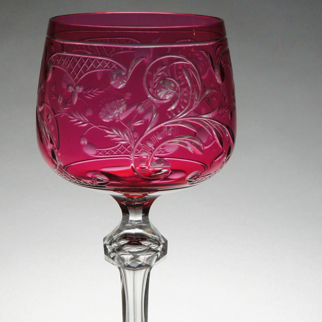 グラスウェア「グラヴィール装飾 ラインワイングラス（赤ガラス）高さ19.5cm」