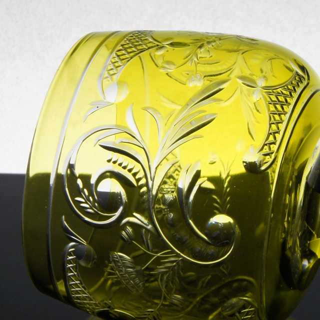 グラスウェア「グラヴィール装飾 ラインワイングラス（黄緑ガラス）高さ19.5cm」