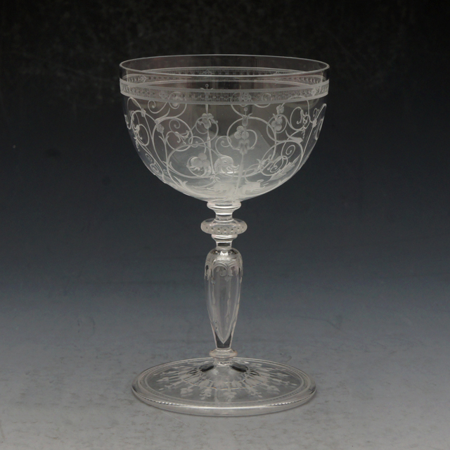 グラスウェア「1878年パリ万博出品 コカトリス文 グラヴィール装飾 ワイングラス（大）高さ11.5cm」