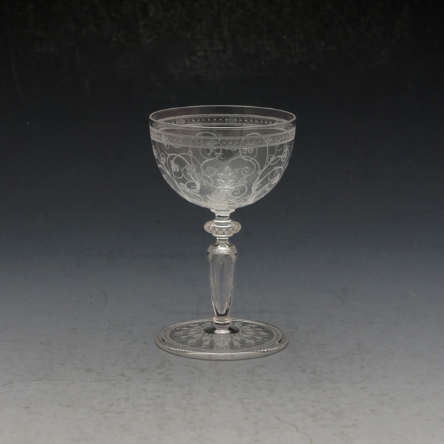 グラスウェア「1878年パリ万博出品 コカトリス文 グラヴィール装飾 ワイングラス（小）高さ8.5cm」