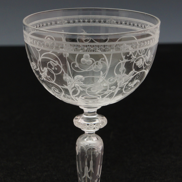 グラスウェア「1878年パリ万博出品 コカトリス文 グラヴィール装飾 ワイングラス（小）高さ8.5cm」