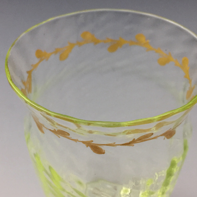 グラスウェア「葉に螺旋文ゴブレット ウランガラス」
