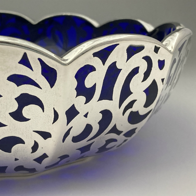 グラスウェア「青色ガラス装飾鉢」