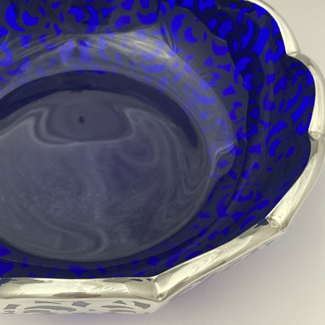 グラスウェア「青色ガラス装飾鉢」