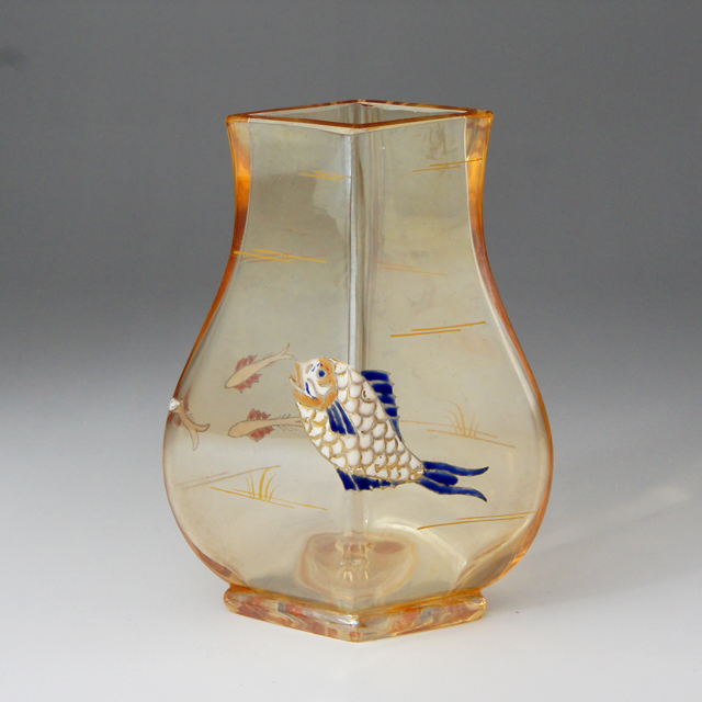 グラスウェア「魚文花瓶」