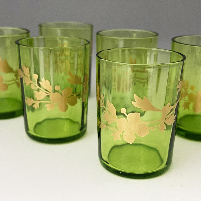 グラスウェア「緑色ガラス 花文リキュールグラス」