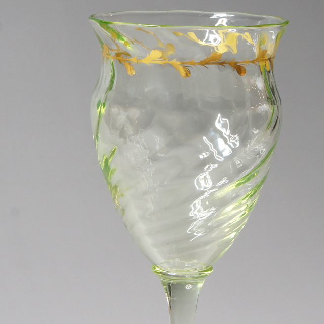 グラスウェア「葉に螺旋文ワイングラス ウランガラス (B)」