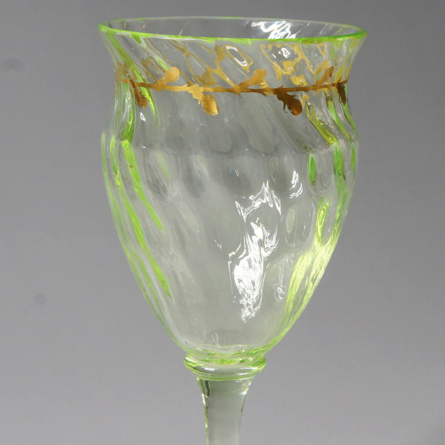 グラスウェア「葉に螺旋文ワイングラス ウランガラス (A)」