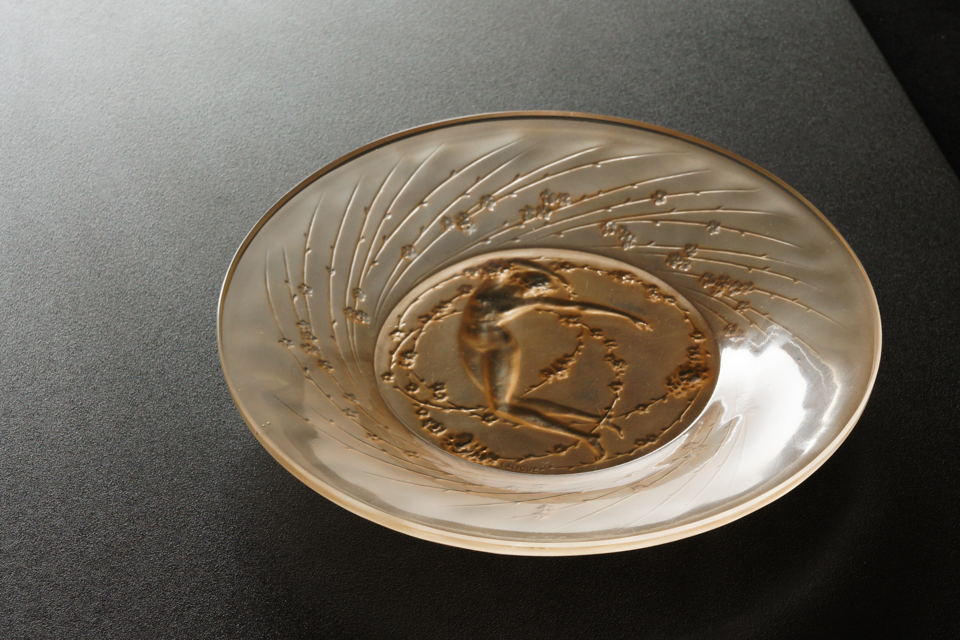 グラスウェア「人物と花 UNE FIGURINE RT FLEURS 皿」