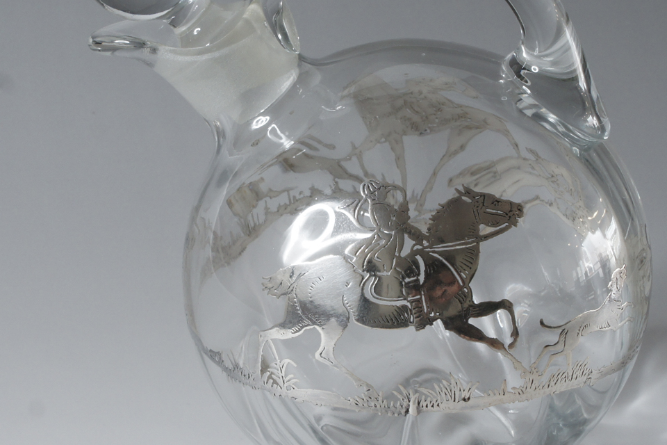 グラスウェア「狩猟文ボトル」