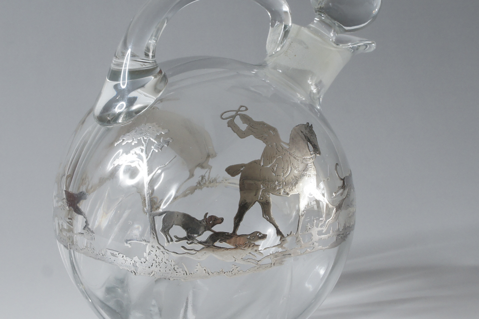 グラスウェア「狩猟文ボトル」