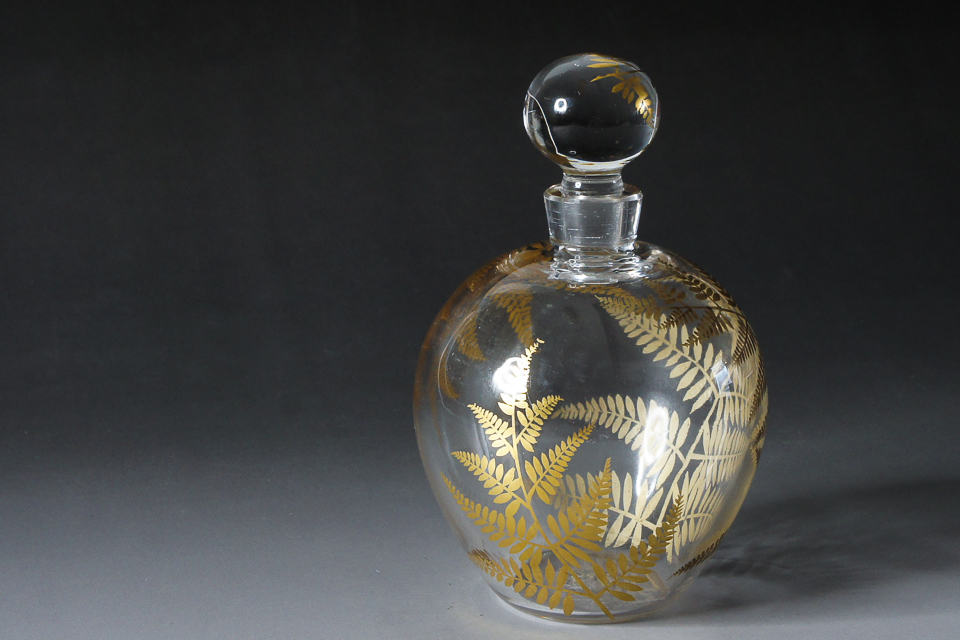 グラスウェア「Delvaux 金彩 葉文様 リキュールボトル」