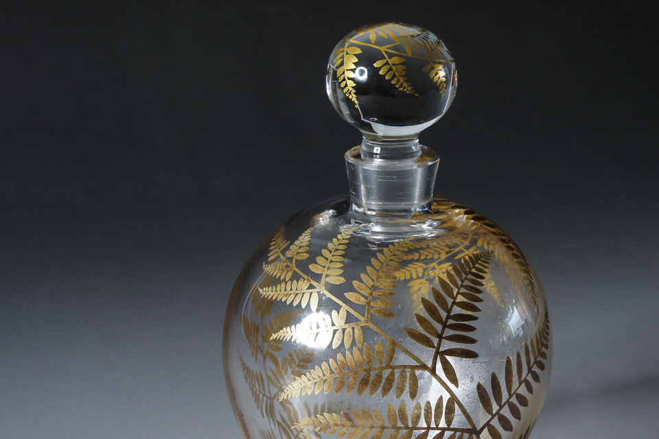 グラスウェア「Delvaux 金彩 葉文様 リキュールボトル」