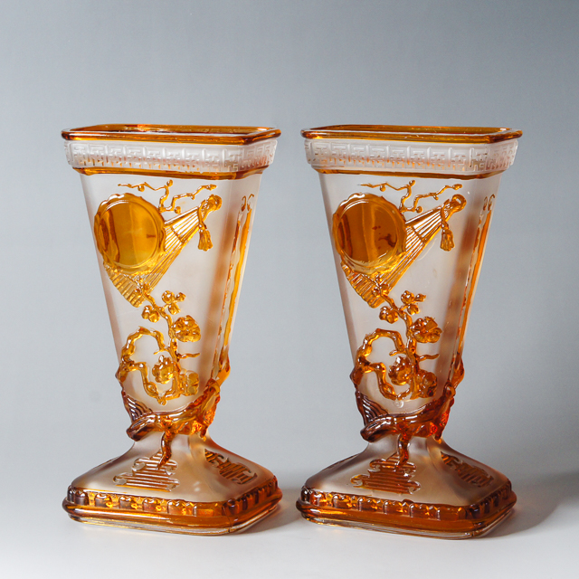 オールドバカラ「扇子に梅文扇型一対花瓶」《アンティックかとう》