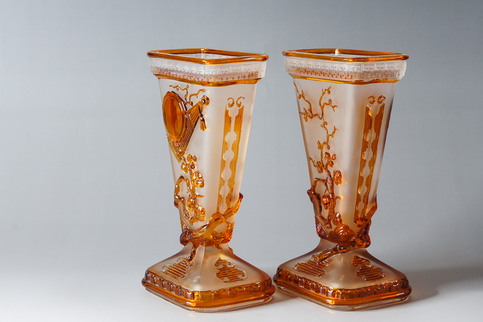 グラスウェア「扇子に梅文扇型一対花瓶」