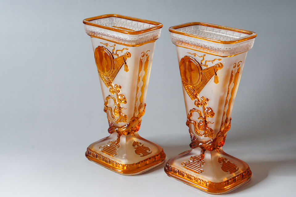 オールドバカラ「扇子に梅文扇型一対花瓶」《アンティックかとう》