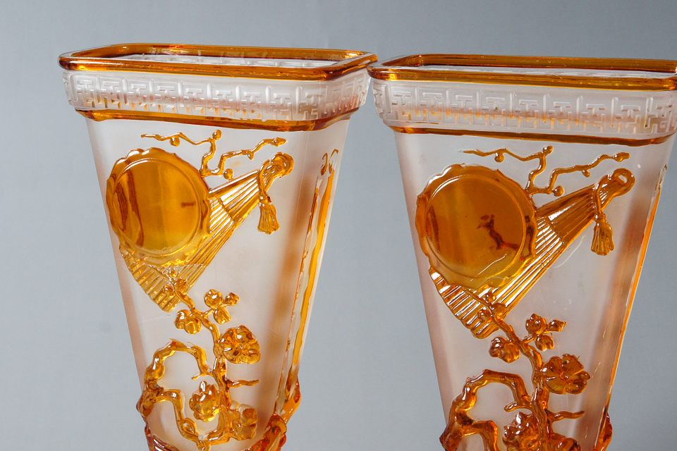 オールドバカラ「扇子に梅文扇型一対花瓶」《アンティックかとう》