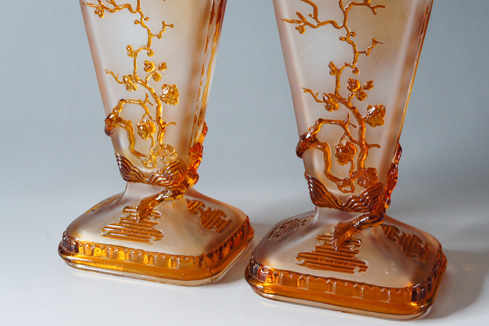 グラスウェア「扇子に梅文扇型一対花瓶」