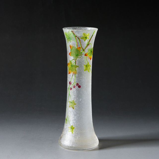 グラスウェア「葉に木の実文一輪挿し」