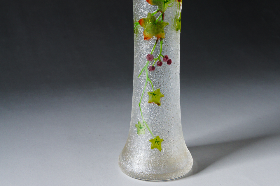 グラスウェア「葉に木の実文一輪挿し」