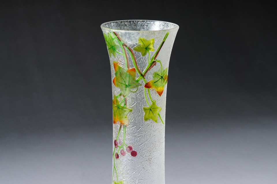 グラスウェア「葉に木の実文一輪挿し」