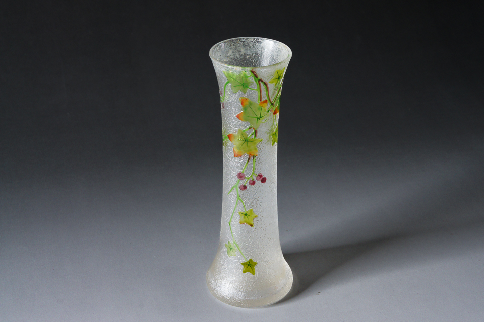 グラスウェア「葉に木の実文一輪挿し」