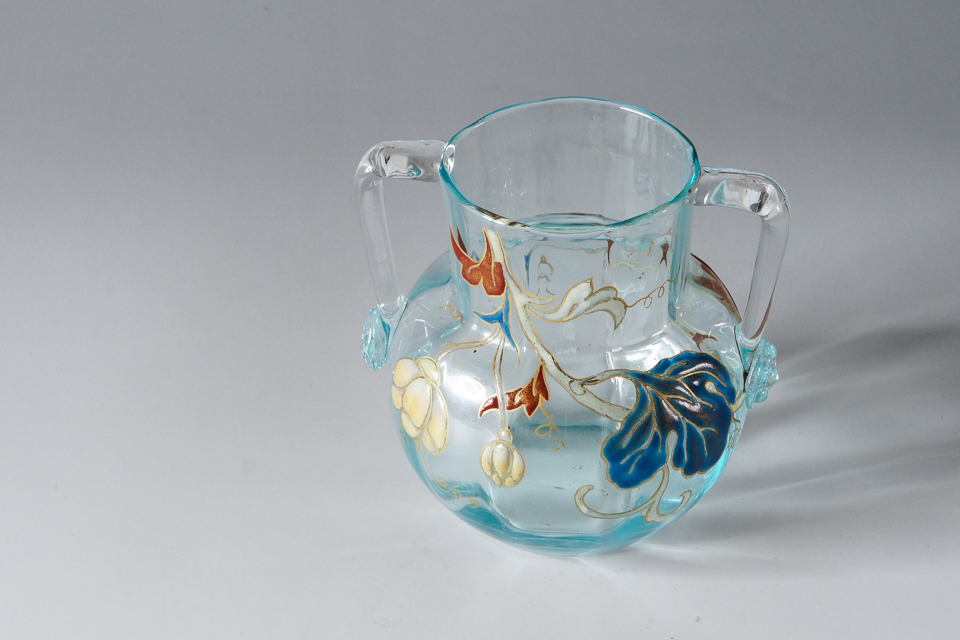 アールヌーヴォー「花文様双耳花瓶 （月光色ガラス）」