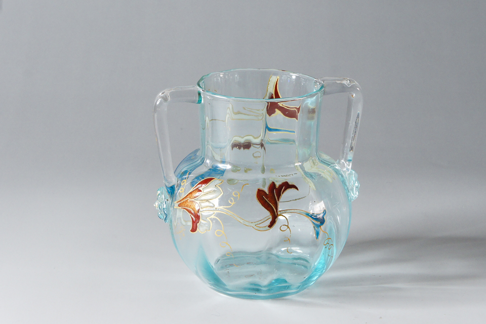 アールヌーヴォー「花文様双耳花瓶 （月光色ガラス）」