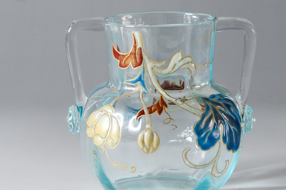 アールヌーヴォー「花文様双耳花瓶 （月光色ガラス）」