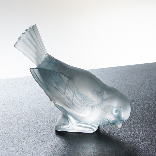 「勇ましいスズメ」