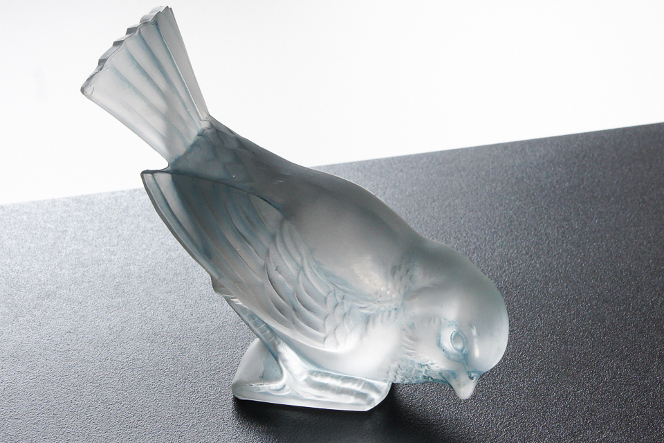 「勇ましいスズメ」