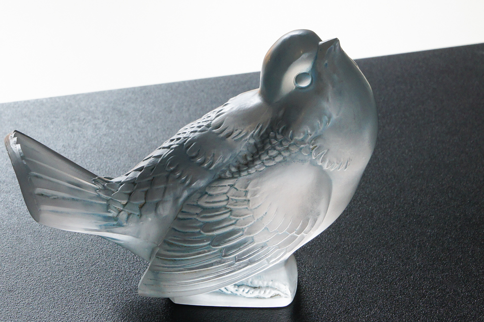 「おどけるスズメ」