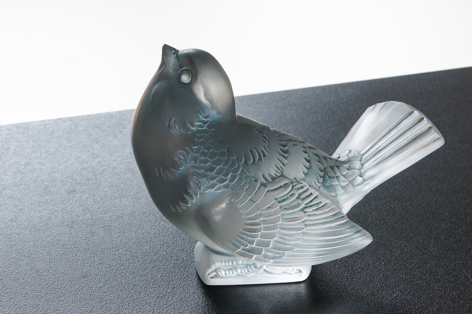 「おどけるスズメ」