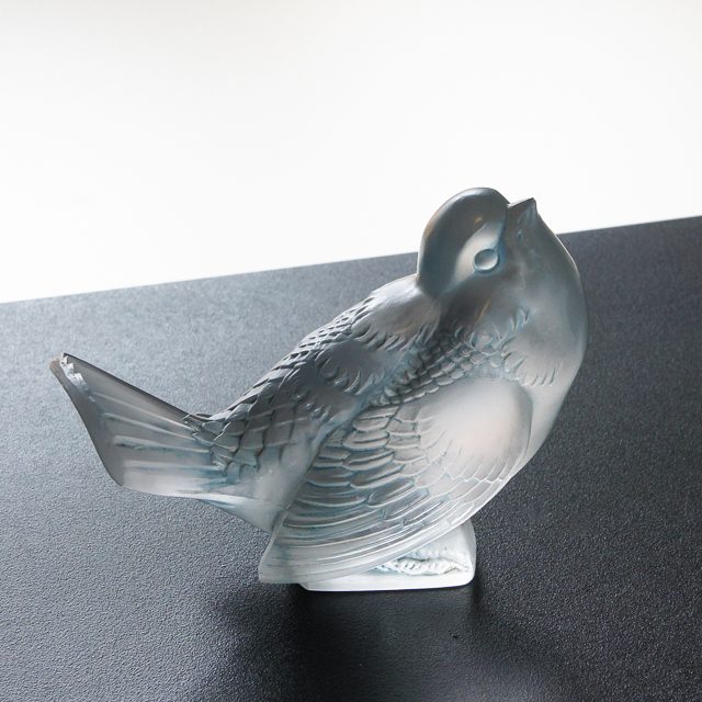 「おどけるスズメ」