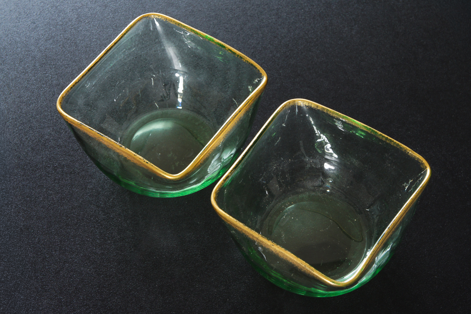 グラスウェア「金彩 緑色ガラス 角鉢 2客組（W 9 ㎝）」