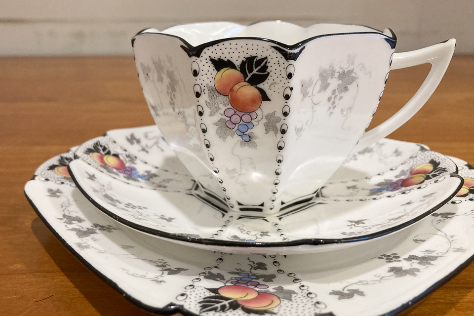 陶磁器「ティートリオ Queen Anne「Peaches and Grapes」 」