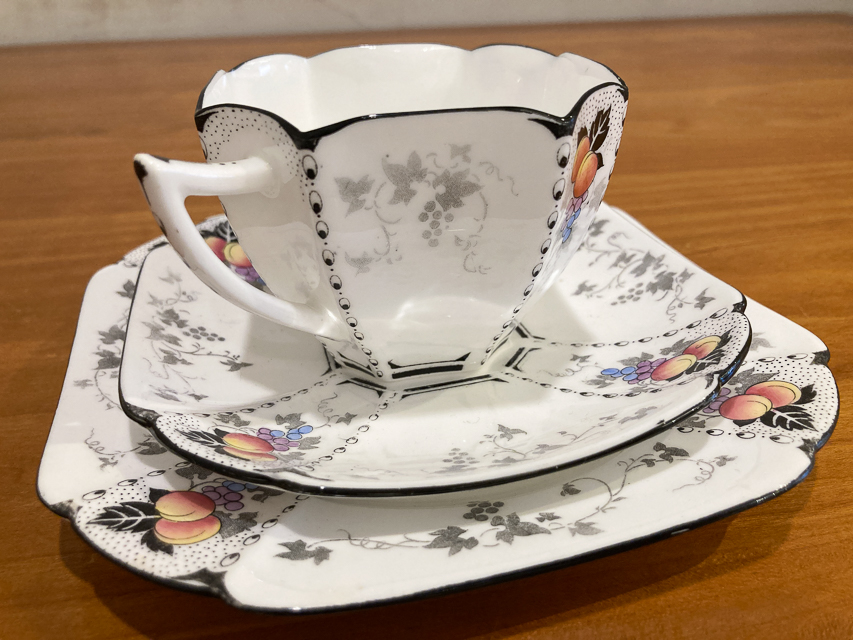 陶磁器「ティートリオ Queen Anne「Peaches and Grapes」 」